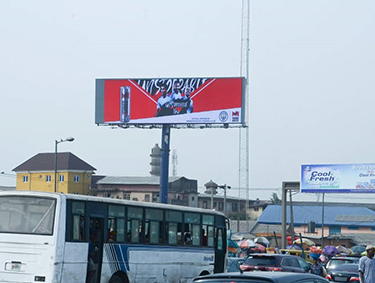 Bûten P16 OOH-gigantyske enerzjybesparjende ljochtgewicht digitale LED-reklamebuorden yn Lagos, Nigearia.